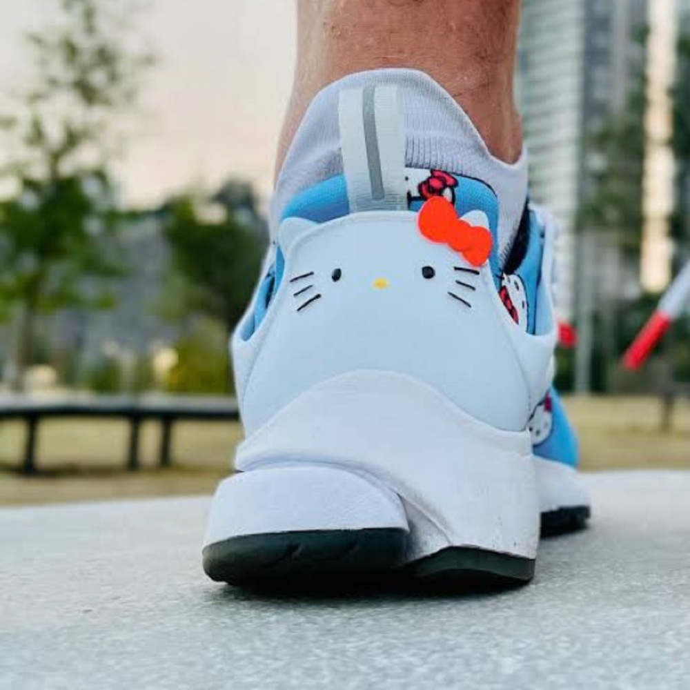 Nike HELLO KITTY X AIR PRESTO
'UNIVERSITY BLUE'  Blue Hello Kitty Sneakers - Picture 6 of 9